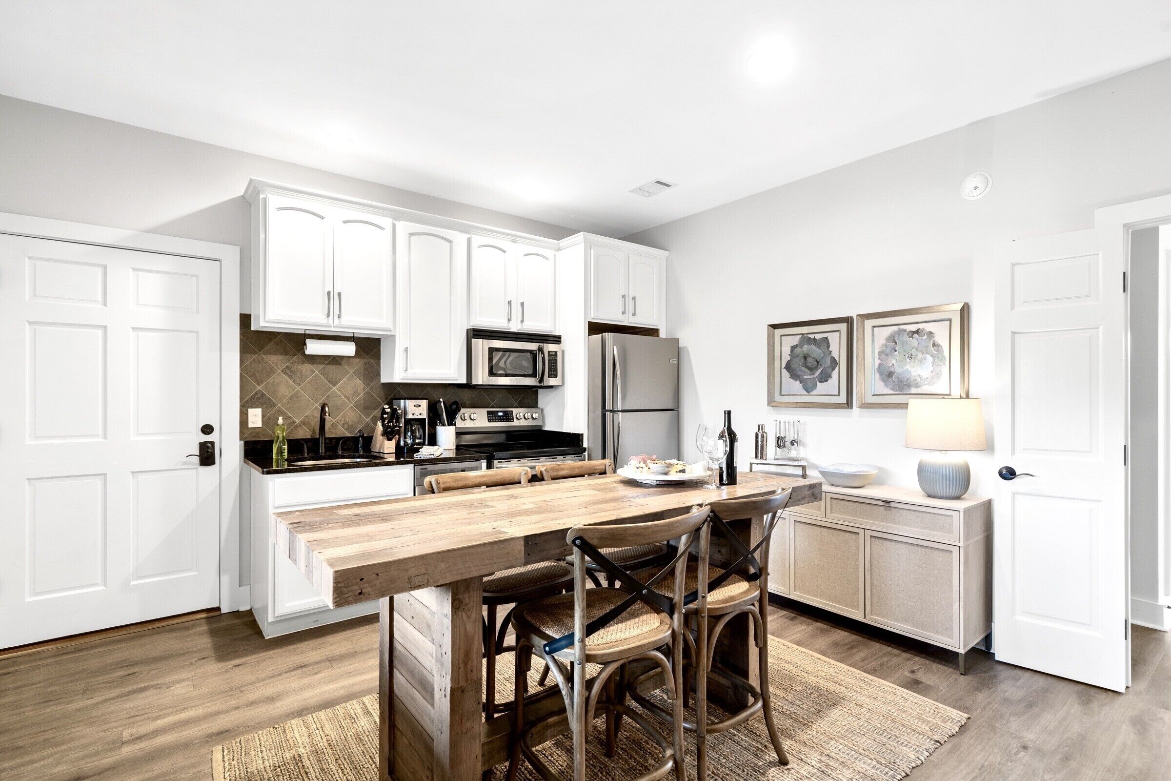 Luxury Waterfront Suite / Prime Location!