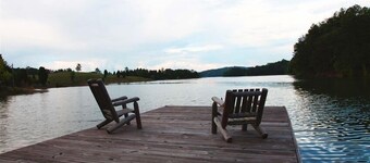 Great Smokey Mountainsの入り口にあるダグラス湖の美しい小屋