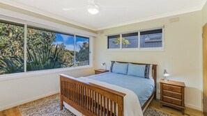 4 bedrooms, iron/ironing board, WiFi