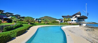 Yacht Club Villa 33-Serenity-Ocean Views with Golf Buggy