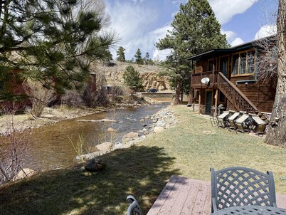 Turning Leaf Cabin - Riverfront 1 bedroom cabin - a perfect place to stay!