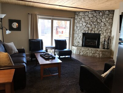 Beautiful Level Entry 3 Bedroom, 6 Beds, 2 Bath with 1 parking space