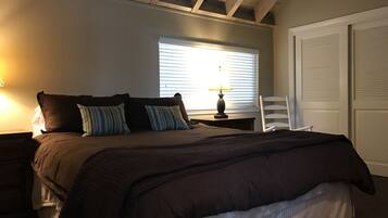 3 bedrooms, desk, iron/ironing board, travel cot