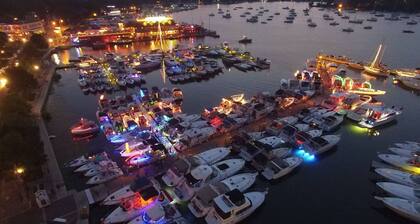 Where Pool Days Steal the Show | 8 ppl | IC13