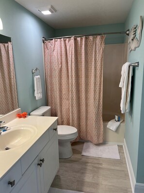 Combined shower/tub, hair dryer, towels