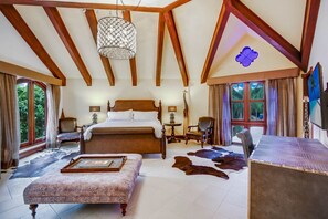 6 bedrooms, desk, iron/ironing board, travel crib