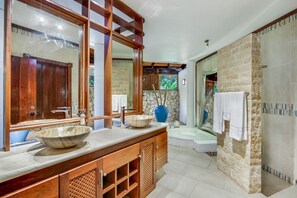 Bathtub, jetted tub, hair dryer, bidet