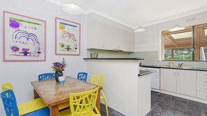 Dishwasher, coffee/tea maker, kitchen islands