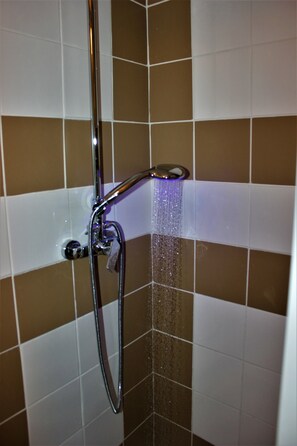 Habitación familiar, no fumadores | Ducha del cuarto de baño