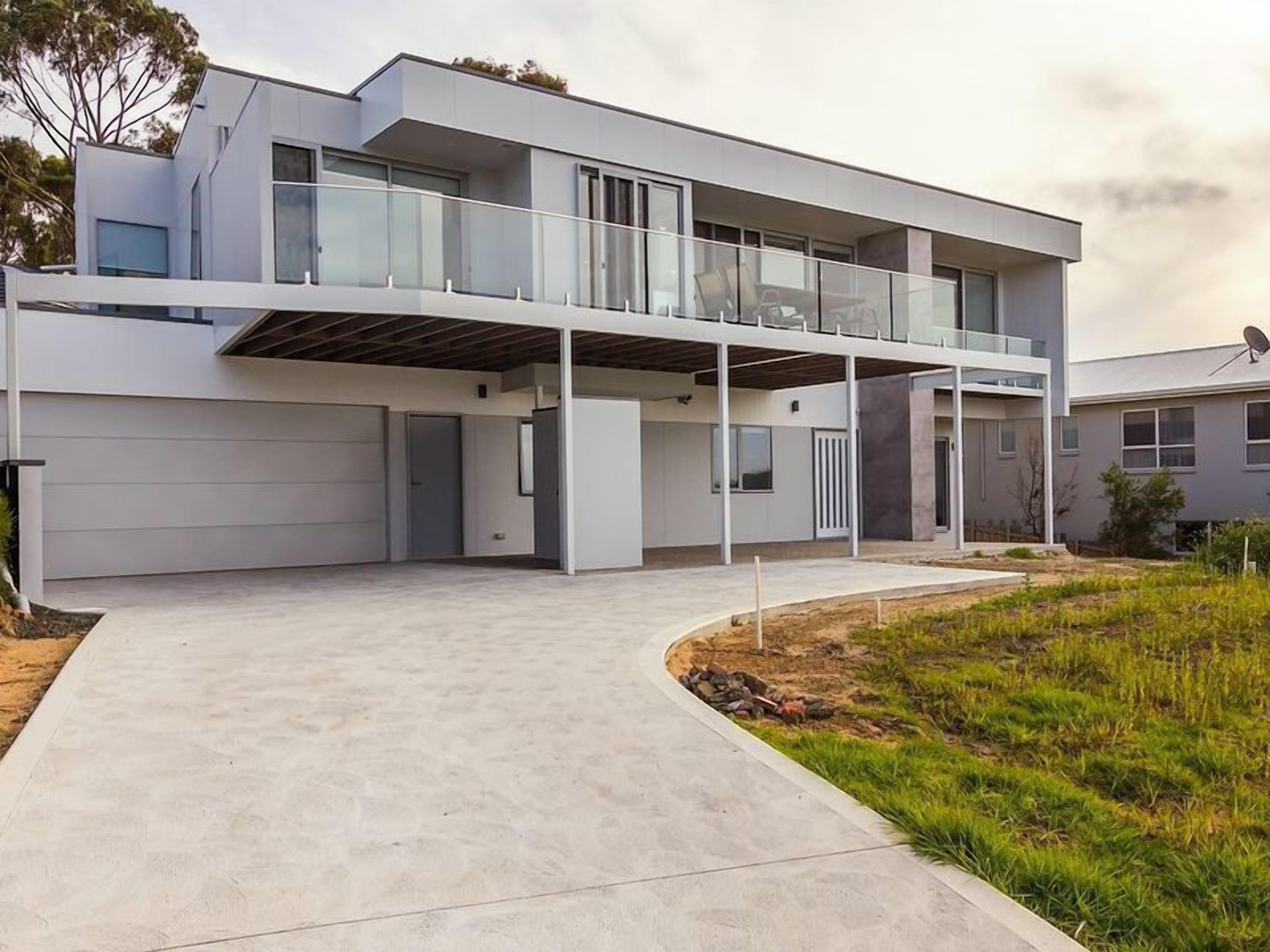 LUXURY BEACH HOUSE BINALONG at BAY OF FIRES  — image 2