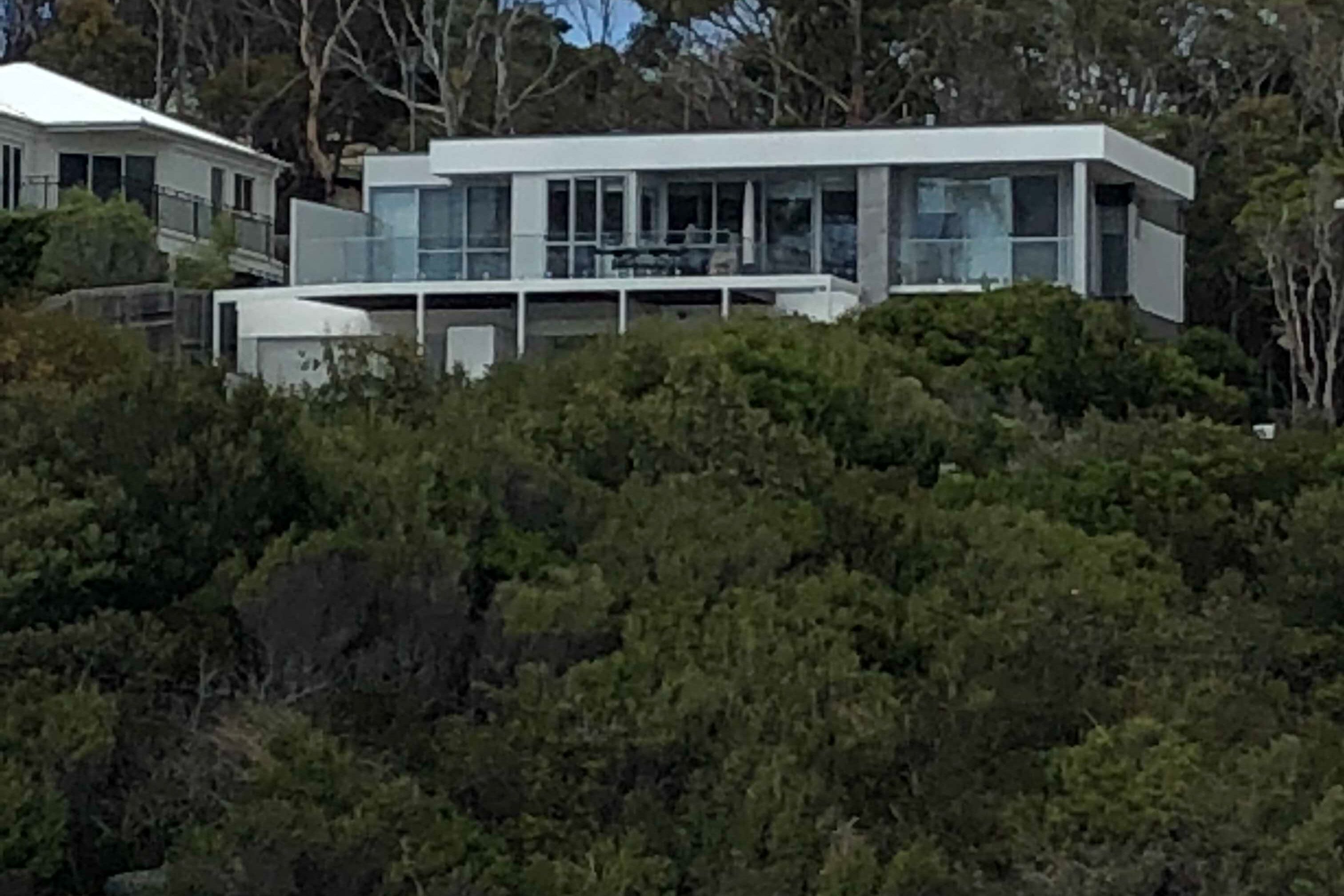LUXURY BEACH HOUSE BINALONG at BAY OF FIRES  — image 25