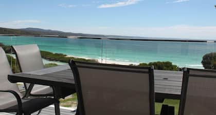 LUXURY BEACH HOUSE BINALONG at BAY OF FIRES 