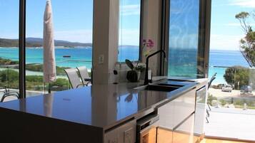 Refrigerador con freezer, microondas, horno, placa de cocina