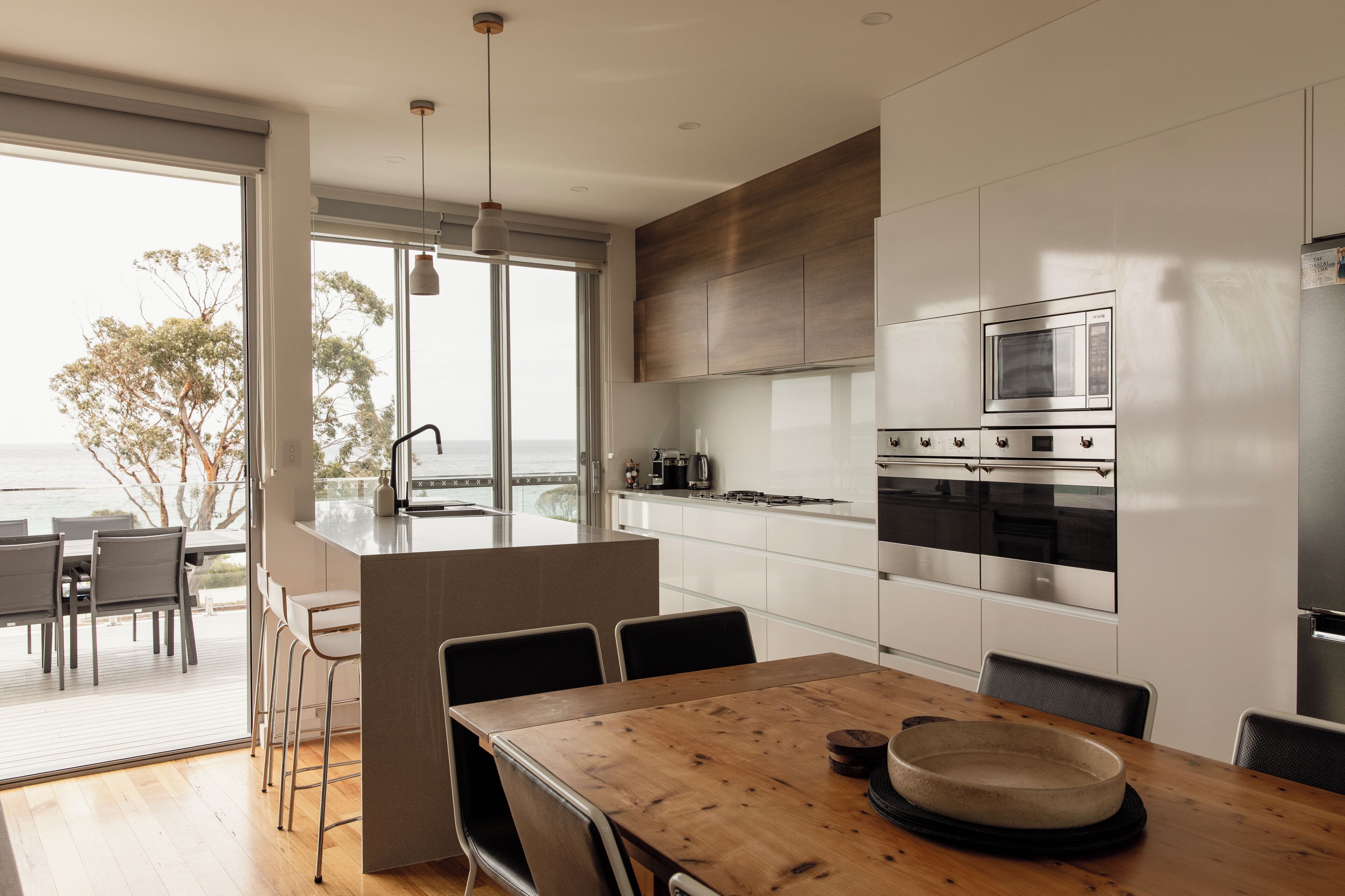 Full-sized fridge, microwave, oven, stovetop