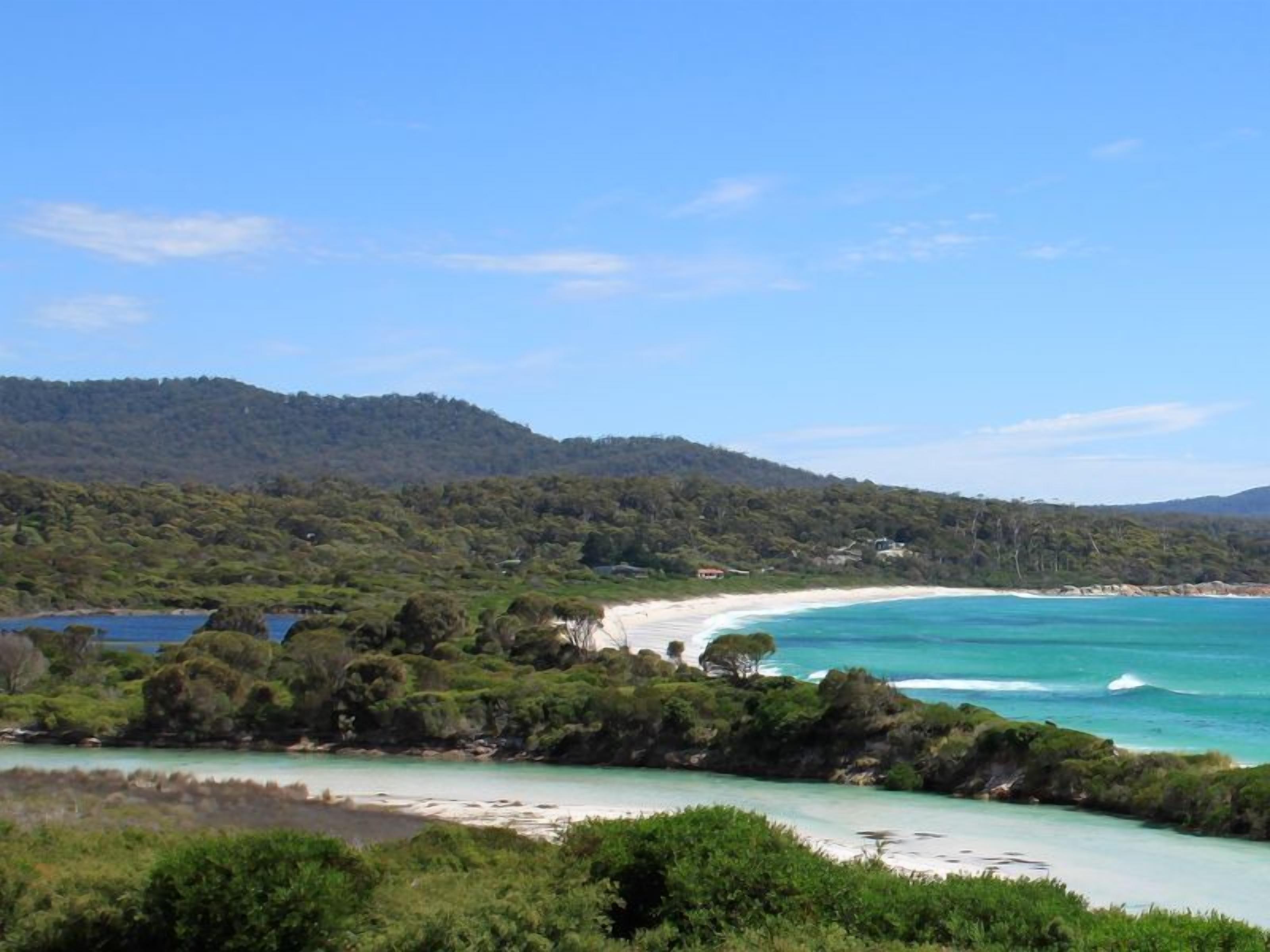 LUXURY BEACH HOUSE BINALONG at BAY OF FIRES  — image 24