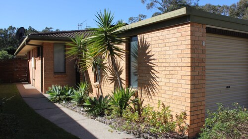 Amelia Shores - close to bowling club and lake