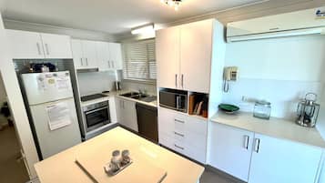 Fridge, microwave, stovetop, dishwasher