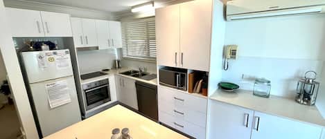 Fridge, microwave, stovetop, dishwasher