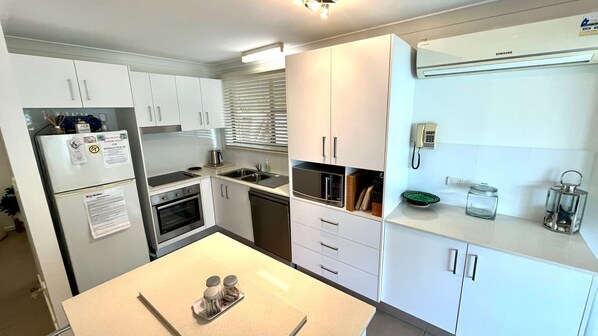 Réfrigérateur, four à micro-ondes, surface de cuisson, lave-vaisselle