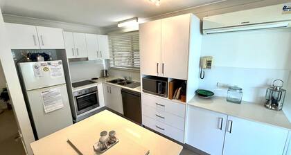 Amelia Shores - close to bowling club and lake