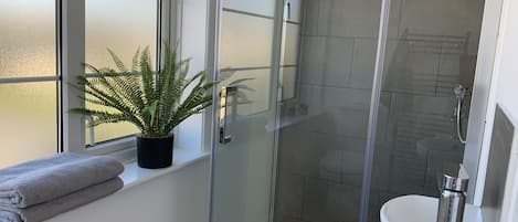 House, 4 Bedrooms | Bathroom | Free toiletries, hair dryer, towels, soap