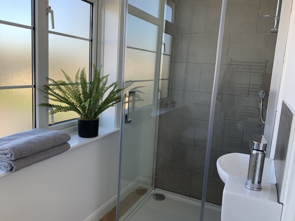 House, 4 Bedrooms | Bathroom | Free toiletries, hair dryer, towels, soap - Secret Garden House (Southampton)