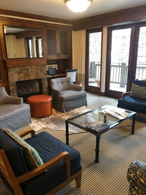 TV, caminetto, impianto stereo