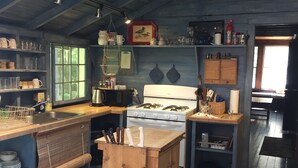 Une cuisine avec un îlot central, des meubles en bois et une cuisinière.