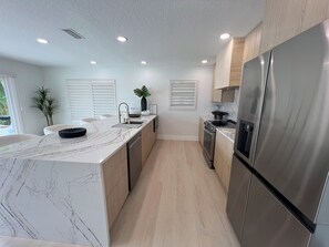 Fridge, microwave, oven, stovetop - Gorgeous 3 bed 3 bath home (New Port Richey)