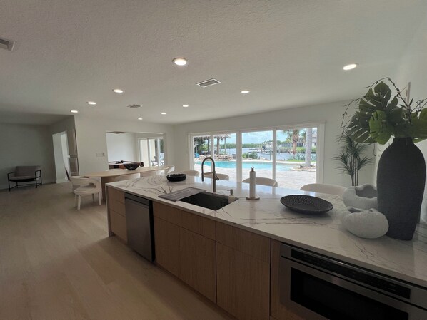 Fridge, microwave, oven, stovetop - Gorgeous 3 bed 3 bath home (New Port Richey)