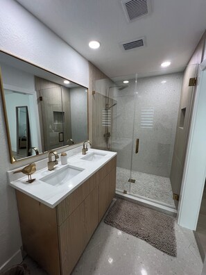 Combined shower/tub, hair dryer, towels