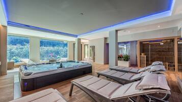 Couples treatment room(s), sauna, hot tub, steam room