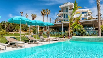 Piscina stagionale all'aperto, lettini