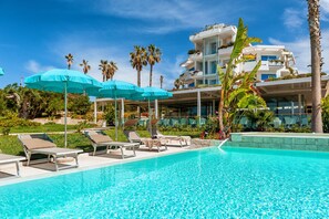 Seasonal outdoor pool, open 9:00 AM to 6:00 PM, sun loungers - Acacia Palace (Ragusa)