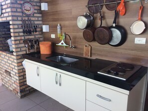 Geladeira, micro-ondas, fogão, cooktop