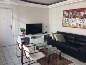 TV, biblioteca musical, aparelho de som