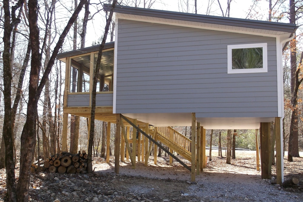 " Perfect Romantic Studio Cabin by the creek for two "