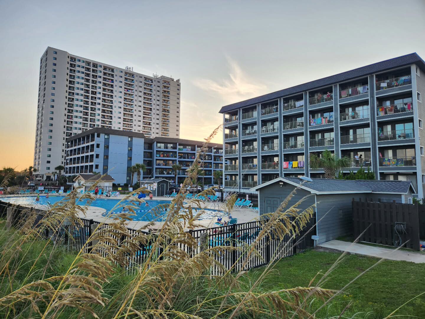 Una piscina techada, una piscina al aire libre