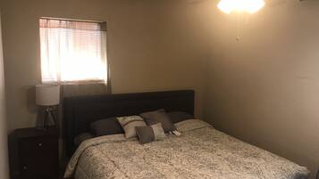 3 bedrooms, desk, iron/ironing board, free WiFi