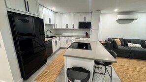 Een koelkast, een microgolfoven, een oven, een kookplaat