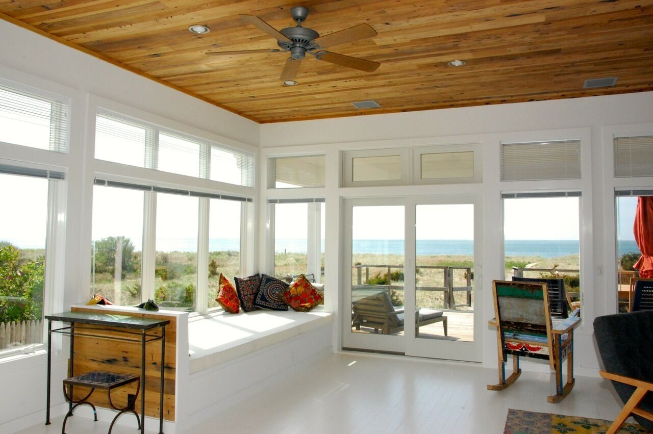 Sun-Filled 4-BR Home, North Fork - amid Dunes, Beach & Spectacular Sunsets. 3-BA