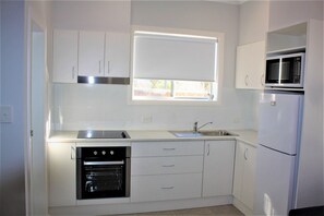 Jääkaappi, mikroaaltouuni, uuni, liesi