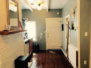 Microwave, oven, stovetop, coffee/tea maker - Tiny Cottage 535 in Savannah's Landmark Historic District (Savannah)