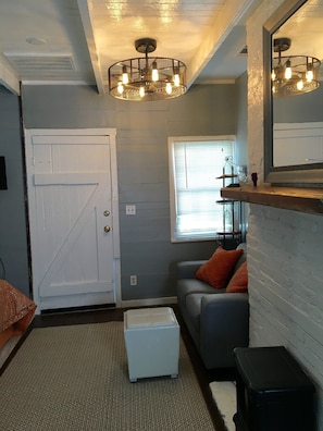 TV - Tiny Cottage 535 in Savannah's Landmark Historic District (Savannah)