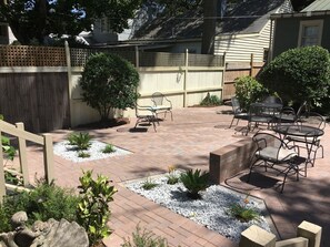 Outdoor dining - Tiny Cottage 535 in Savannah's Landmark Historic District (Savannah)