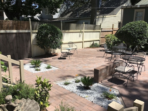 Outdoor dining - Tiny Cottage 535 in Savannah's Landmark Historic District (Savannah)