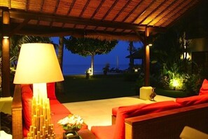 Property grounds - DENCARIK/LOVINA LUXURY VILLA WITH PRIVATE POOL DIRECTLY AT THE BEACH (Dencarik)