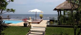 DENCARIK/LOVINA LUXURY VILLA WITH PRIVATE POOL DIRECTLY AT THE BEACH