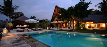 Dencarik / LOVINA VILLA de luxe avec piscine privée directement sur la plage