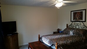 2 bedrooms, desk, iron/ironing board, free WiFi - Best deal around! 99/night! (Arden)